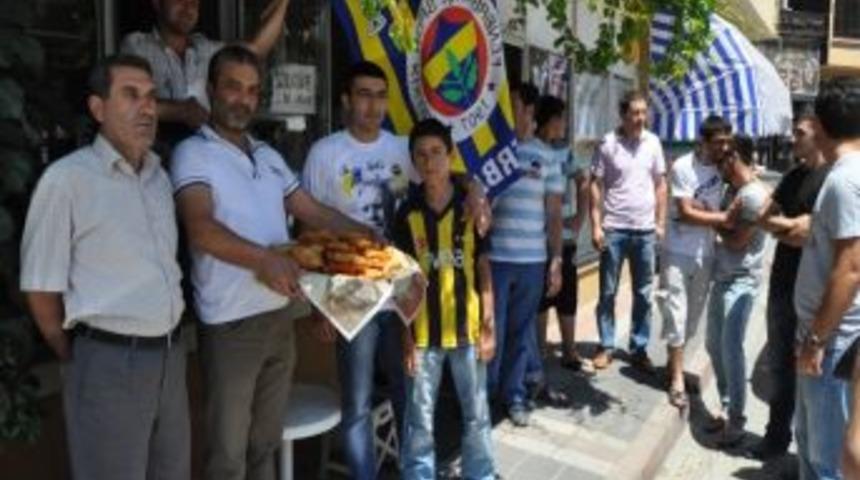 Aziz Yıldırım İ&ccedil;in Lokma Dağıttı