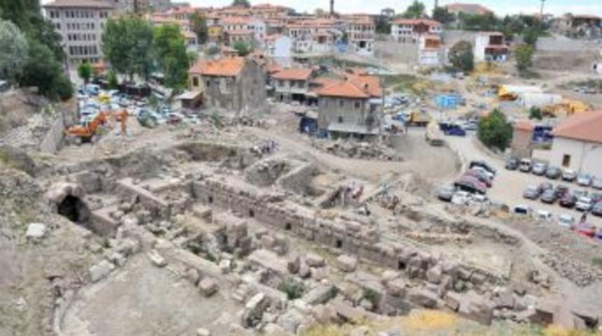 Bakan G&uuml;nay, Hacı Bayram Camii Ve Roma Antik Tiyatro'yu Gezdi