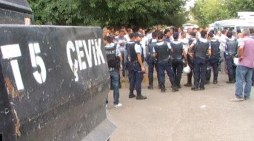 Diyarbakır&rsquo;da Dolmuş&ccedil;ular Belediyeye Tepki I&ccedil;in Kontak Kapattı