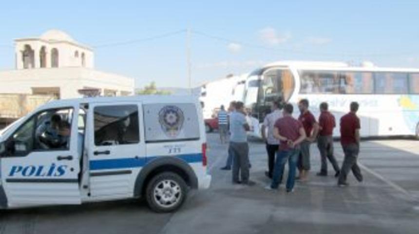 'Sen Nasıl Sollarsın' Dedi, Otob&uuml;s S&uuml;r&uuml;c&uuml;s&uuml;n&uuml; Yumrukladı