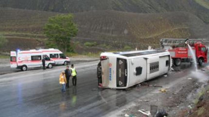 Erzincan'da İran Otob&uuml;s&uuml; Devrildi: 3'&uuml; Ağır, 25 Yaralı