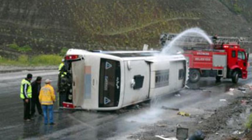 Yolcu otob&uuml;s&uuml; devrildi: 25 yaralı