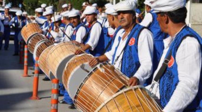 Tarihi Kırkpınar Davulcuları G&uuml;reş Ş&ouml;lenine Hazır