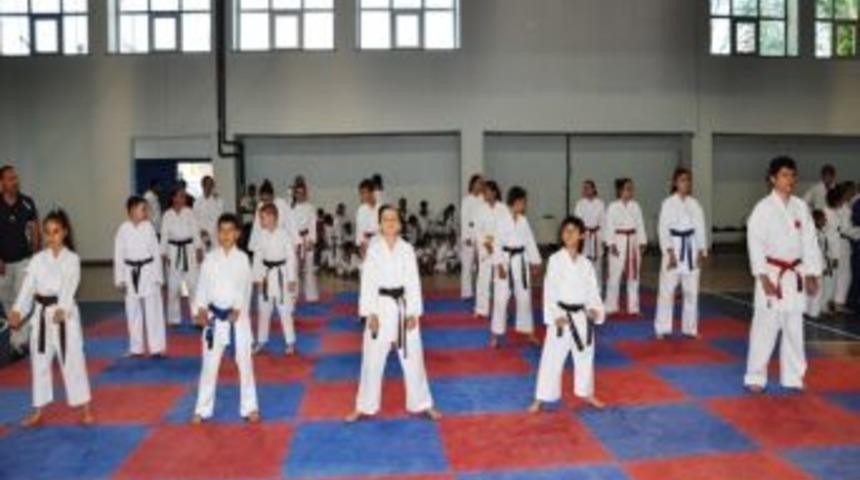 D&uuml;zceli K&uuml;&ccedil;&uuml;k Karateciler G&uuml;m&uuml;şhane Yolcusu