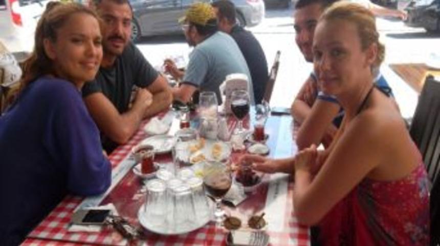 Demet Akalın Eşiyle Birlikte Pide Yedi