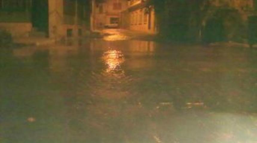 Edremit&rsquo;te Ana Su Borusu Patladı, Ortalık G&ouml;le D&ouml;nd&uuml;