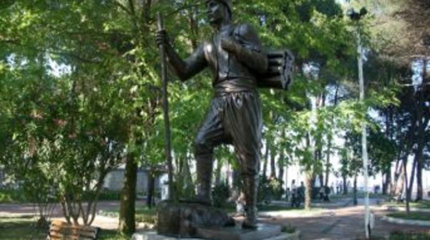 &Uuml;nye&rsquo;ye Oduncu Yunus Heykeli