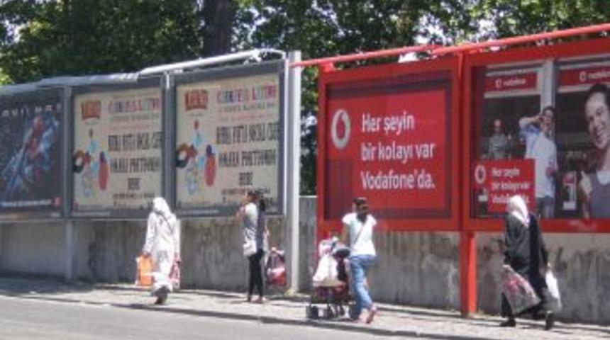 Kaldırımda Y&uuml;r&uuml;yen Yayalar 'reklama' Takılıyor