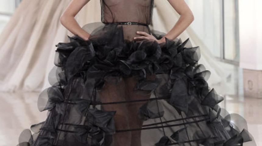 Paris Haute Couture Haftası'nda transparan r&uuml;zgarı