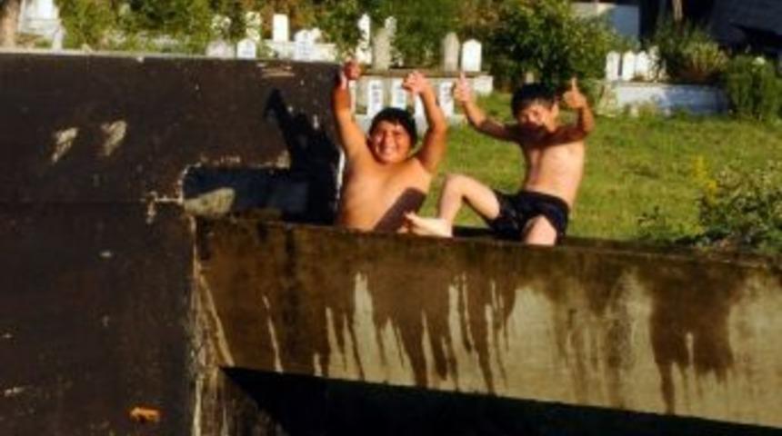 K&ouml;y &Ccedil;ocukları Sulama Kanallarında Serinliyor