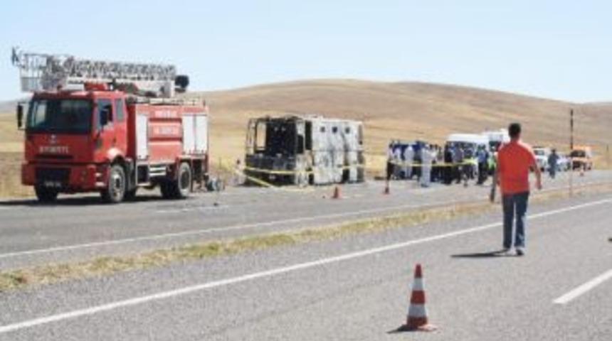 Cezaevi Aracı Kısa Devreden Yanmış