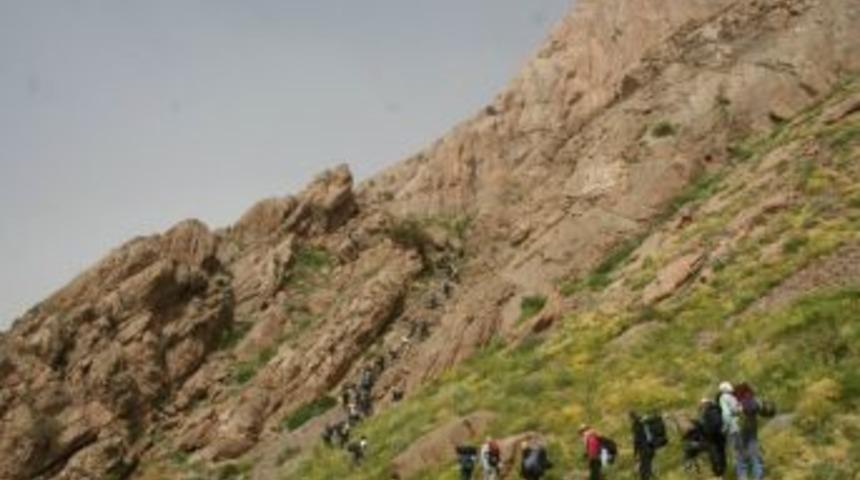 Ak Parti Y&ouml;neticisi 3 Bin 467 Rakıma Barış Ve Kardeşlik Pankartı A&ccedil;tı