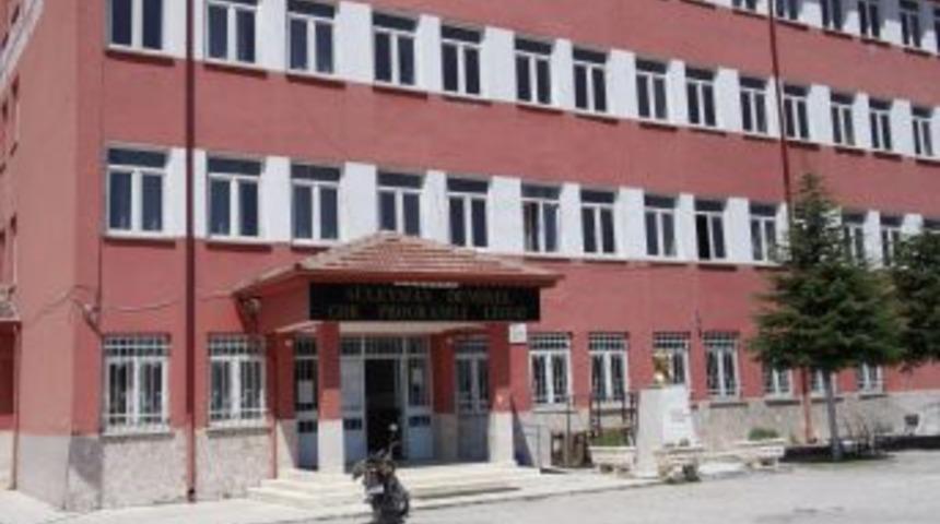 Okul Binasındaki &Ccedil;atlaklar Velileri Tedirgin Etti