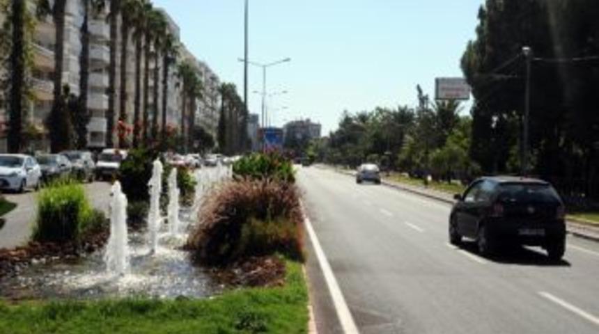 Konyaaltı Caddesi Yeni Asfaltıyla Trafiğe A&ccedil;ıldı