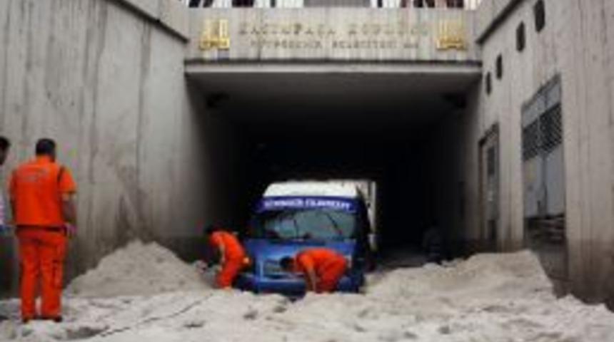 Erzurum'u Dolu Vurdu, Birikintilere Saplanan Ara&ccedil;ları Ekipler Kurtardı