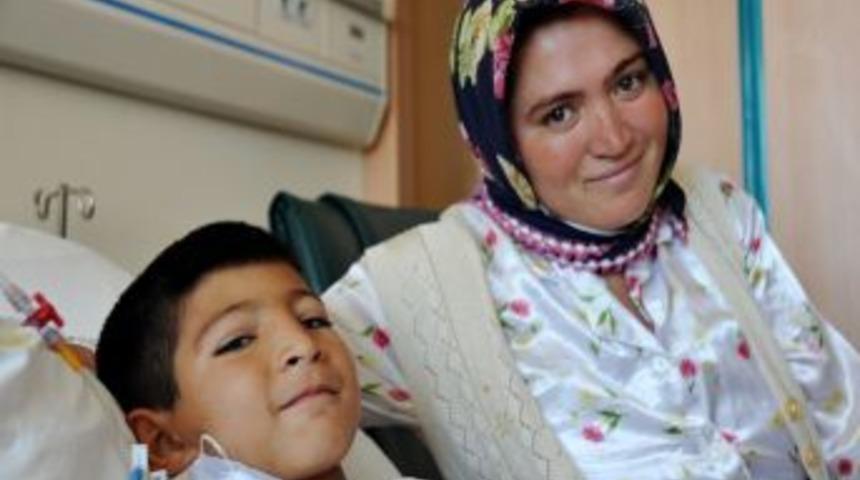 Sekiz Yaşındaki &Ccedil;ocuk Annesinin B&ouml;breğiyle Hayata Tutundu