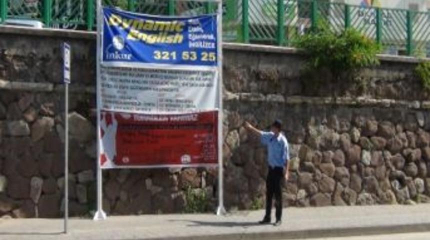 İzmit&rsquo;te Afiş Standları B&uuml;y&uuml;k İlgi G&ouml;r&uuml;yor
