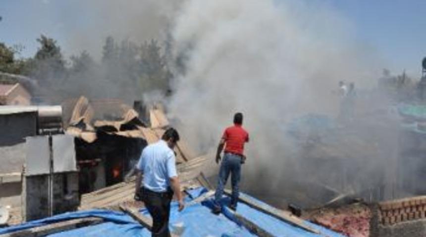 Tarsus&rsquo;ta 5 Ev Yandı