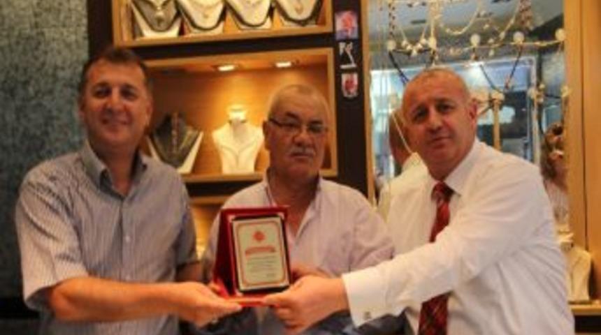 &Ccedil;elik&rsquo;ten Yazıcıoğlu&rsquo;na Teşekk&uuml;r Plaketi