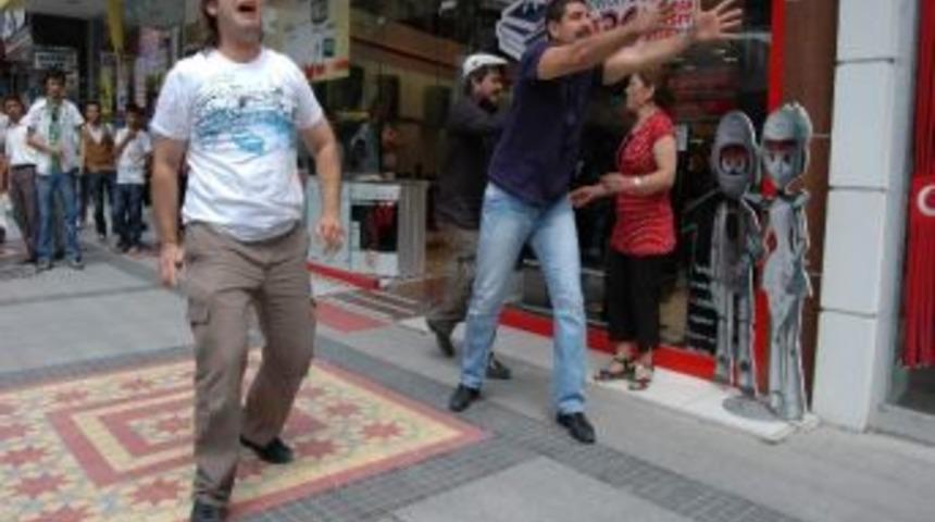 Film &Ccedil;ekiminde Kapka&ccedil; Sahnesini Ger&ccedil;ek Sanan Vatandaş Oyuncuyu Yere Serdi