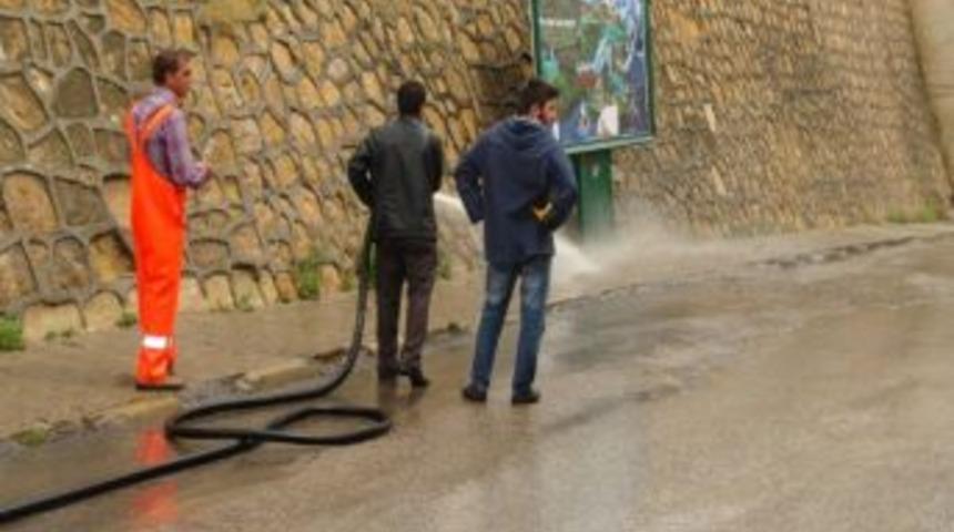 Yol Yıkama Çalışması Yağmura Rağmen Devam Etti