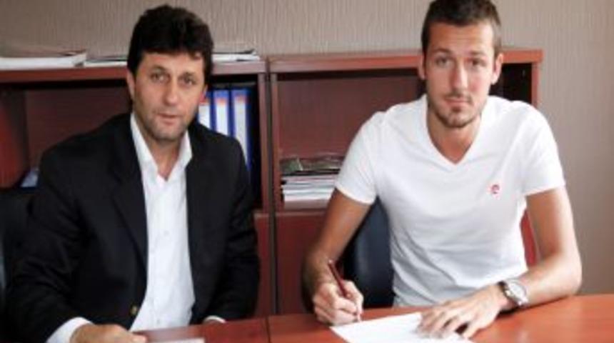 Arif Morkaya, 1461 Trabzon'la 3 Yıllık S&ouml;zleşme Imzaladı