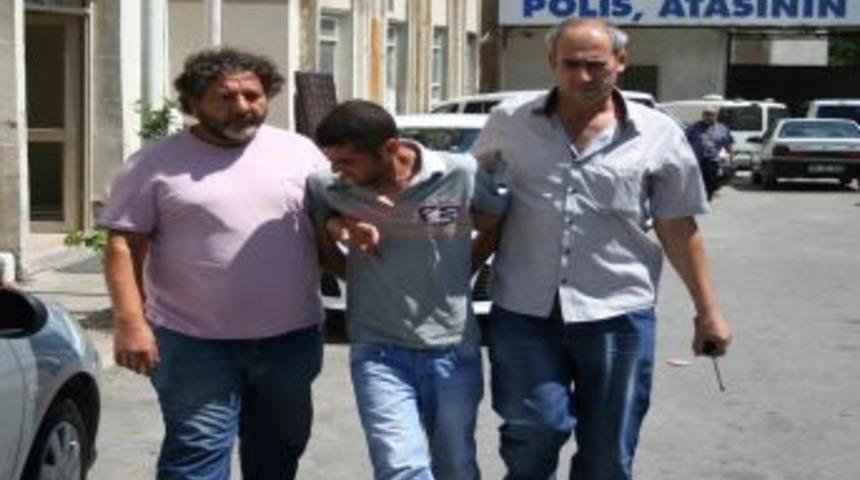 Hırsızlık I&ccedil;in Girdiği Evde Farkedilince Dolaba Saklandı