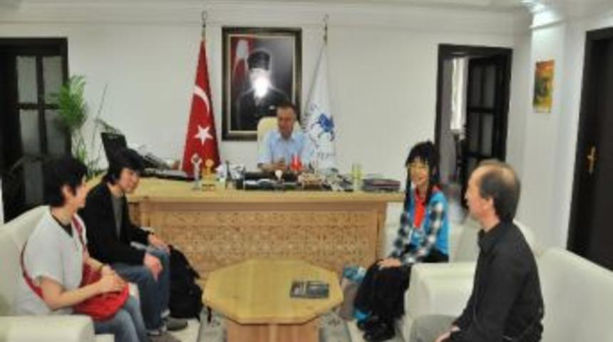 Japon Sanat&ccedil;ıdan Başkan Oğul&rsquo;a Ziyaret