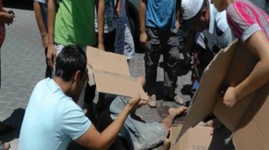 Yaralıyı G&uuml;neşten Karton İle Korudular