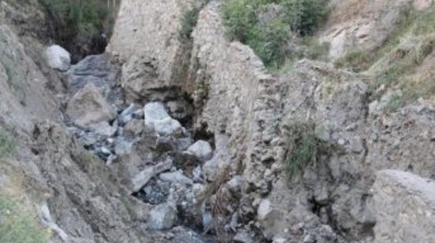 Sel İstinat Duvarlarını Yerle Bir Etti