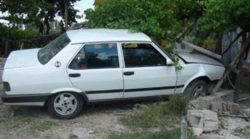 Aksaray'da Otomobil Evin Bah&ccedil;esine Girdi