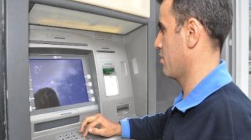 Atm&rsquo;de Bulduğu Para Ve Kartı Sahibine Teslim Etti