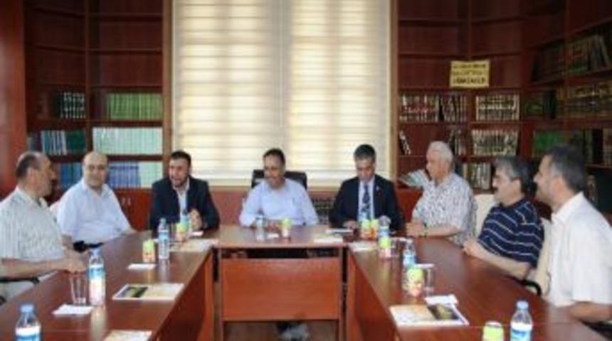 T&uuml;rkiye Caferileri Lideri &Ouml;zg&uuml;nd&uuml;z Iğdır &Uuml;niversitesini Ziyareti