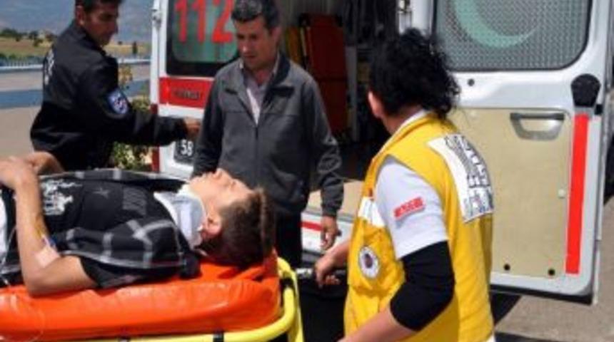 Tır İle Otomobil &Ccedil;arpıştı: 4 Yaralı