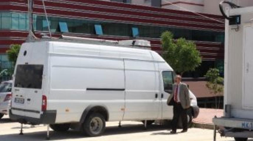 Hastane Bah&ccedil;esindeki Mobil Baz İstasyonuna Milletvekilinden Tepki
