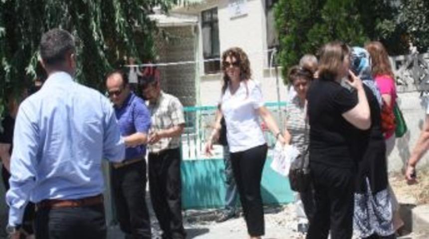 Ak Parti Uzunk&ouml;pr&uuml;l&uuml;lerin Kandili Kapı Kapı Dolaşarak Kutladı