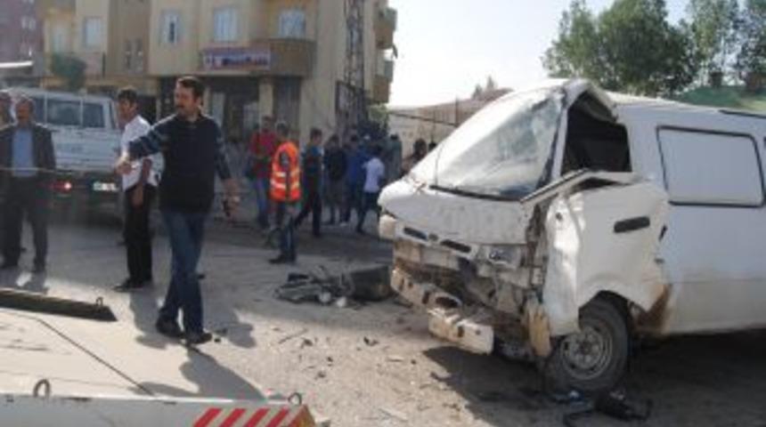 Y&uuml;ksekova'da Polis Aracı Kaza Yaptı, 3 Polis, 2 Vatandaş Yaralandı