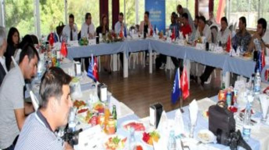 B&uuml;y&uuml;kel&ccedil;i Ripert, Van&rsquo;da Gazetecilerle Bir Araya Geldi