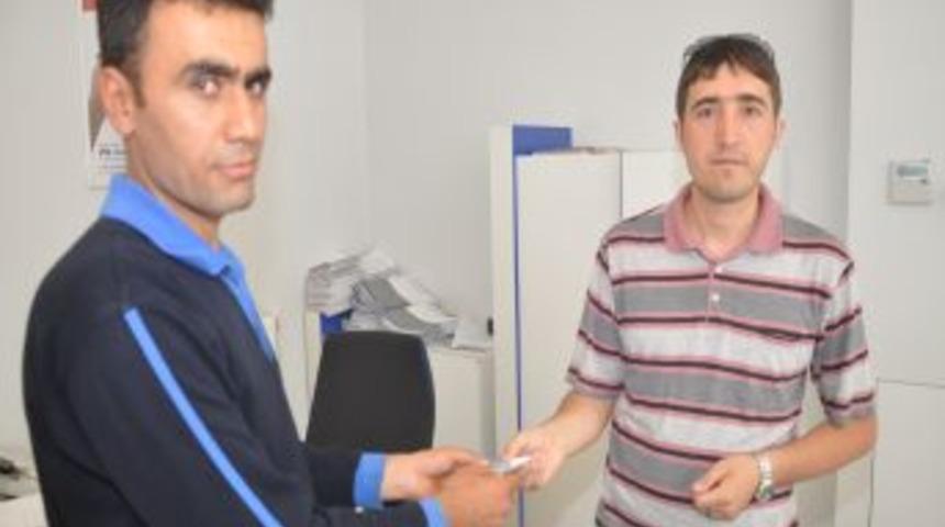 Bankamatikte Bulduğu Parayı Ve Kartı Sahibine Teslim Etti