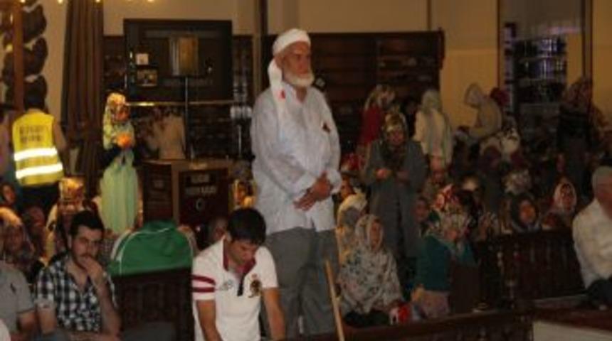 Kandilde Camiler Doldu Taştı