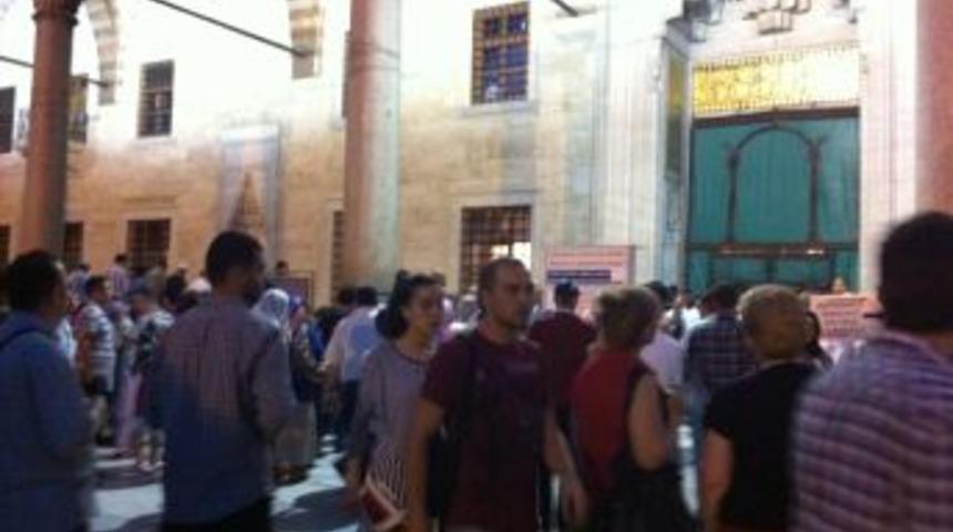 Sultanahmet Camii'nde Berat Kandili Coşkusu