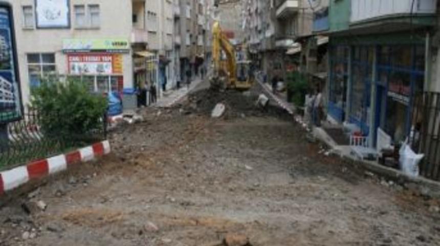 G&uuml;m&uuml;şhane Belediyesinin Cadde Yenileme &Ccedil;alışmaları Devam Ediyor