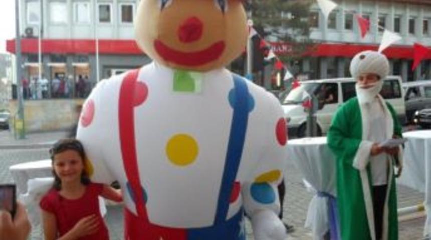 &Ccedil;ocuklar palya&ccedil;o g&ouml;sterileriyle eğleniyor