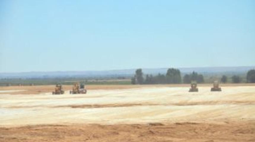 Vali G&uuml;ven&ccedil; M&uuml;lteci Kampının Kurulum &Ccedil;alışmalarını İnceledi