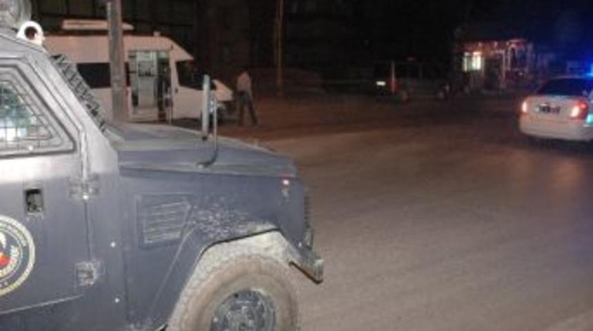 Van Polisi Geceyi Ş&uuml;pheli &Ccedil;anta Ve Poşet İhbarı İle Ge&ccedil;irdi