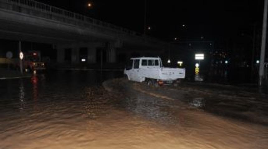 Trabzon&rsquo;da Su Taşkınlarına Belediye Ekiplerinden Anında M&uuml;dahale