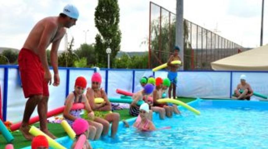 G&ouml;lbaşı Belediyesi TOKİ Blokları'nda Y&uuml;zme Okulu A&ccedil;ıyor