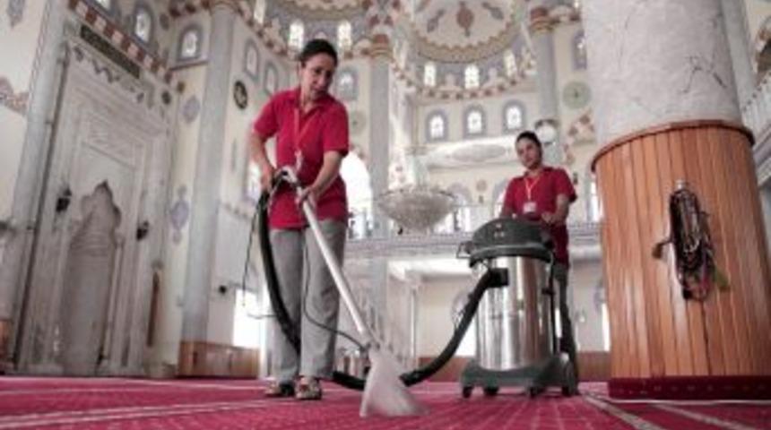 Bornova Belediyesi Ramazan I&ccedil;in Camileri Temizliyor