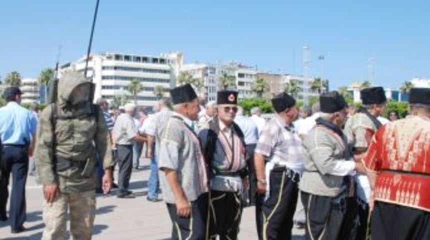 Donanma Gemileri Kurtuluş G&uuml;n&uuml;nde K&ouml;rfeze Demir Attı