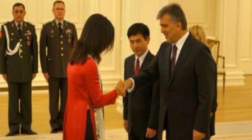 Vietnam B&uuml;y&uuml;kel&ccedil;isi, Cumhurbaşkanı G&uuml;l'e G&uuml;ven Mektubu Sundu